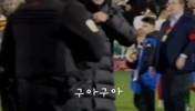 是主教练但更像是父亲😭赛后弗里克把自己的外套脱下来给德容穿