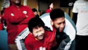 浓眉中国行戴上红领巾，和小学生们玩得很嗨皮