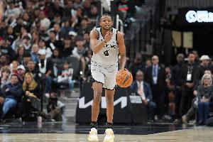福克斯：雷霆三分命中率高是因我们防守到位率低 投篮干扰也不足