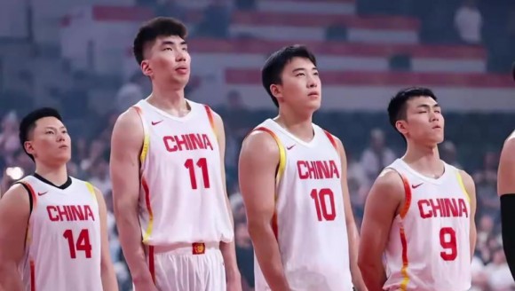 中国篮球要想在世界上立足，还就得靠咱们老一辈那种绝活！！